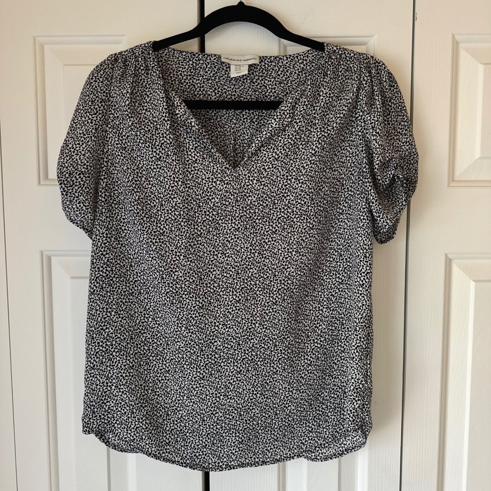 Cupcakes and‎ Cashmere Womens XS Black White Micro Print V-Neck Puff Sleeve Top